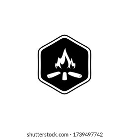 diseño del logo del icono de la fogata. Concepto de aventura