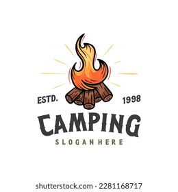 Logo-Designs von Campfire mit handgezeichnetem Stil, Sportcampingplatz, Campingfeuer, Emblem Camping, Hobby. Vintage Camping-Schild mit Feuer