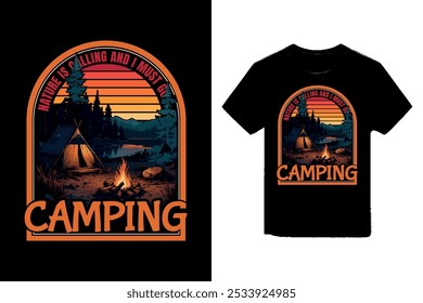 Camping Adventure T-Shirt Design. Dieses Design verfügt über einen malerischen Campingplatz mit einem Zelt, Lagerfeuer und einem schönen Sonnenuntergang.