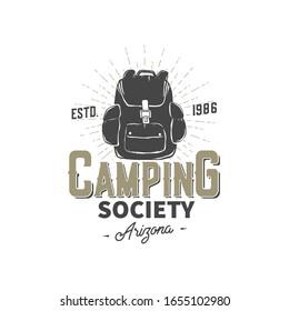 Camping-Badge mit Rucksack. Schreiben. Typografie. Retro-Design. Vektorillustration.