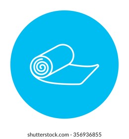 Camping-Teppichliniensymbol für Web-, Mobil- und Infografiken. Vektorweißes Symbol auf hellblauem Kreis, einzeln auf weißem Hintergrund.