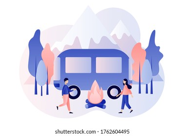 Concepto de acampada. Turismo natural. Pequeñas personas en el campamento de verano con camping, carpa, fogata, montañas y bosque. Estilo moderno de dibujos animados planos. Ilustración del vector sobre fondo blanco