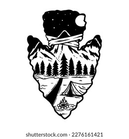 Emblema de acampada en forma de punta de flecha. Elemento de diseño para afiche, tarjeta, pancarta, emblema, signo. Ilustración del vector