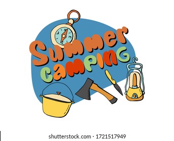 Emblema de campamento. brújula, caldero, hacha, cuchillo, linterna. Leyendo "Camping de verano".