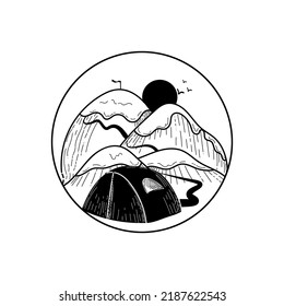 Emblema de camping con elementos de doodle dibujados a mano. Montañas, carpa. Artículos para acampar y recreación al aire libre. Elemento aislado sobre fondo blanco.