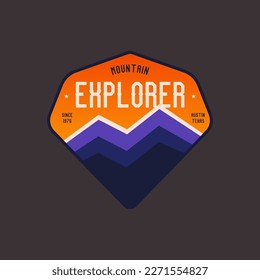 Diseño vectorial de la placa del logotipo del explorador de camping con montañas. Gráficos de insignia de campamento en estilo retro. Viaja con un emblema colorido. Etiqueta vectorial de material.