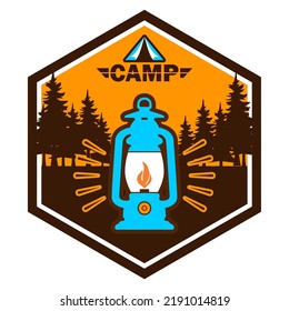 Campingsymbol mit Laterne und Kiefernbaum in Hexagon
