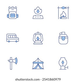 Ícones de acampamento definidos. Linha Duotone estilo, curso editável. lanterna, tenda, van, lâmpada de óleo, mochila, machado, fogão a gás, fogueira, garrafa de água.