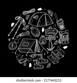 Kit de camping con elementos de doodle dibujados a mano. Los objetos están dispuestos en círculo: carpas, mapa del terreno, mochila, etc. Artículos para turismo y recreación en un fondo negro. Elementos aislados.