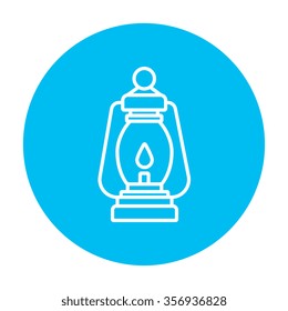 Ícone de linha de lanterna de acampamento para web, celular e infográficos. Ícone branco vetorial no círculo azul claro isolado no fundo branco.