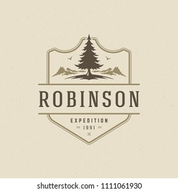 Ilustración vectorial del logotipo de camping. Expedición de aventuras al aire libre, pantalones de siluetas de pinos y montañas, sello impreso. Diseño de placa de tipografía de época.