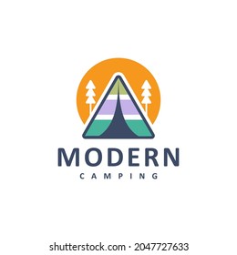 Ilustración con logotipo de camping con tipo de logotipo moderno. Con símbolo de carpa, pino o fir y puesta de sol o subida. Camping Adventures, Campamentos de Montaña, Comunidades de Camping y Logotipos Coloridos.
