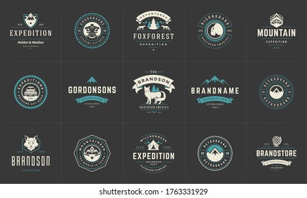 Logotipos de camping y plantillas de insignias de diseño vectorial y conjuntos de siluetas. Montañas de aventuras al aire libre y emblemas de estilo vintage del campamento forestal y logos ilustraciones retro.