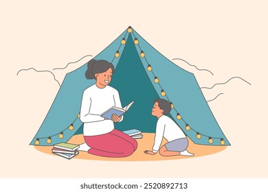 Zelten für Mutter und Tochter, die an der frischen Luft Buch lesen und gemeinsam einen Ausflug in den Landpark genießen. Familiencamping mit glücklichem Baby Mädchen und fürsorgliche Paten sitzen in der Nähe Zelt im Wald