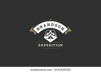 Camping montanha extrema expedição luxo retro logo design modelo vetor ilustração plana. Exploração do turismo de alpinismo descoberta alpinismo verão esporte viagem minimalista logotipo fita