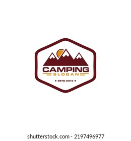 imagen vectorial del concepto del logotipo del paisaje montañoso de camping