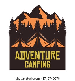 Embleme, Logos und Abzeichen für Camping- und Outdoor-Abenteuer. Campingzelt in Wald oder Bergen. Campingausrüstung. Vektor.