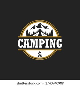 Embleme, Logos und Abzeichen für Camping- und Outdoor-Abenteuer. Campingzelt in Wald oder Bergen. Campingausrüstung. Vektor.