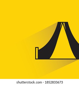 tienda de campaña con sombra sobre fondo amarillo