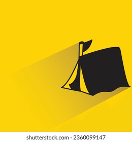 Camping-Zelt mit Schatten auf gelbem Hintergrund