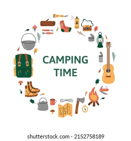 Tiempo de acampada. Marco de herramientas de viaje redondo. Estilo plano dibujado a mano. Ilustración vectorial.