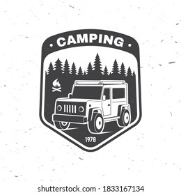 Camping. Ilustración vectorial. Concepto de camisa o logotipo, impresión, sello o tee. Diseño de tipografía vintage con silueta de bosque y coche fuera de carretera en 3d.