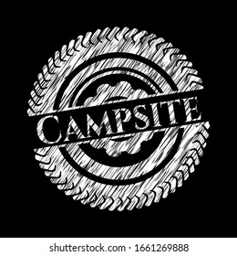 Emblema de tiza de camping. Ilustración vectorial. Detallado.