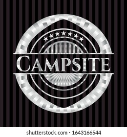 Insignia o emblema plateado de camping. Ilustración vectorial.Mosaico.