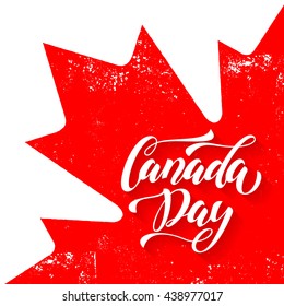 Bandera canadiense con hoja de arce roja. Ilustración vectorial de tarjeta de felicitación. Feliz Día de Canadá, letras de caligrafía en papel pintado retro grueso