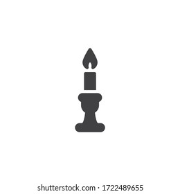 Candelabra mit Kerze, Vektorsymbol. volles Flachzeichen für mobiles Konzept und Webdesign. Glyph-Symbol mit brennender Kerze. Symbol, Logo-Abbildung. Vektorgrafik