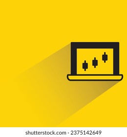 gráfico de candlestick en portátil con sombra sobre fondo amarillo