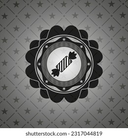 icono de caramelo dentro de una placa o emblema oscuro. 
