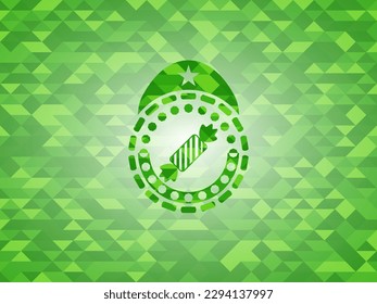 Süßigkeiten Symbol in grünem Emblem mit dreieckigem Mosaikhintergrund. 