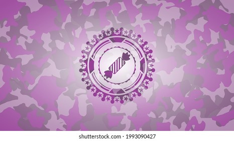 icono de caramelo dentro del emblema de camo rosa y morado. 