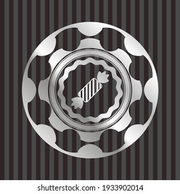 icono de caramelo en el interior de un brillante emblema plateado. 