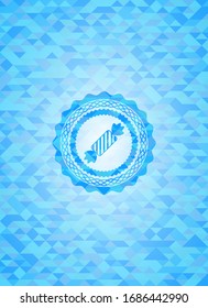 icono de caramelo dentro del emblema azul cielo con fondo de mosaico