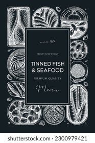 Diseño de marco de pescado enlatado en pizarra. Fondo marino con sardinas hechas a mano, anchoa, caballa, atún, mejillones en lata, dibujos de caramelos de pescado. Folleto o pancarta de comida saludable. Esbozo de pescado picado