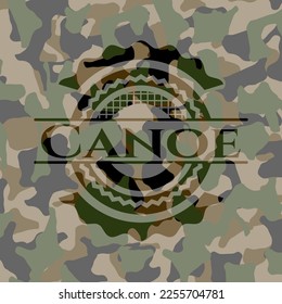 Emblema de canoa camo. Ilustración vectorial. Detallado. 