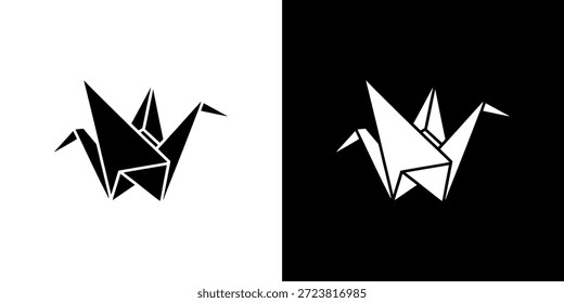 Una cautivadora Imagen en blanco y negro con dos grúas de origami, reflejadas en colores opuestos.