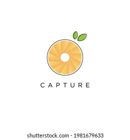 Zeichnen Sie Logo-Design auf. Linsen in orangefarbener Form Symbol. Minimalistisches Logo für Fotostudio. Design des Objektivsymbol - Vektorgrafik