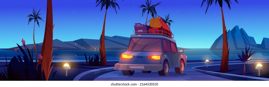 En coche por carretera en la playa por la noche. Dibujo vectorial del paisaje tropical con orilla oceánica, hierba, palmeras, rocas en el agua y auto con maletas en el techo de la carretera