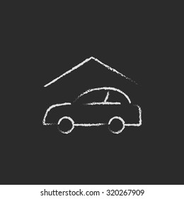 Coche mano de garaje dibujada con tiza sobre un icono blanco vectorial de pizarra aislado en un fondo negro.