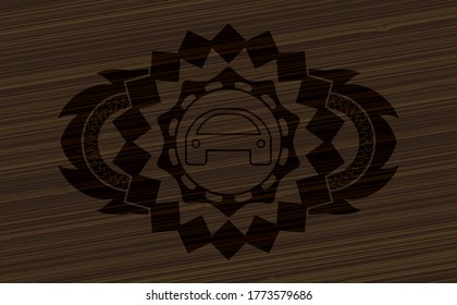 Icono de coche dentro de la placa de madera oscura. Marrón y delicado fondo. Ilustración vectorial. 