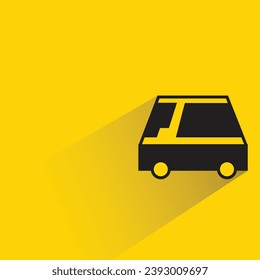 icono de coche con sombra sobre fondo amarillo