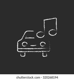 Coche con nota musical dibujado a mano en tiza sobre un icono blanco vectorial de pizarra aislado en un fondo negro.