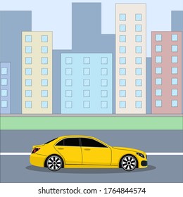 El auto recorre el centro de la ciudad. Ciudad azul y día soleado con nubes. El coche amarillo