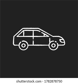 Icono de la tiza blanca de la vista del lado del coche sobre fondo negro. Vehículo automotor. Transporte moderno. Maneja en sedan. Taxi para viaje urbano. Servicio de entrega. Ilustración de pizarra vectorial aislada