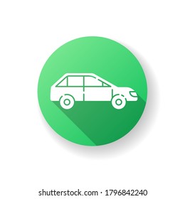 Icono de glifo de sombra larga de diseño plano verde en el lado del automóvil. Vehículo automotor. Automóvil rápido en motor. Maneja en sedan. Taxi para viaje urbano. Servicio de entrega. Ilustración de color RGB de silueta