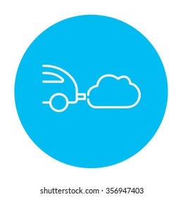Icono de la línea de escape contaminante que arroja el coche para web, móviles e infografías. Icono de blanco vector en el círculo azul claro aislado en fondo blanco.