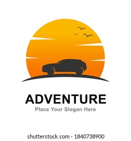 Coche con plantilla de logotipo del vector de fondo de puesta de sol. Adecuado para negocios, web, aventura y naturaleza